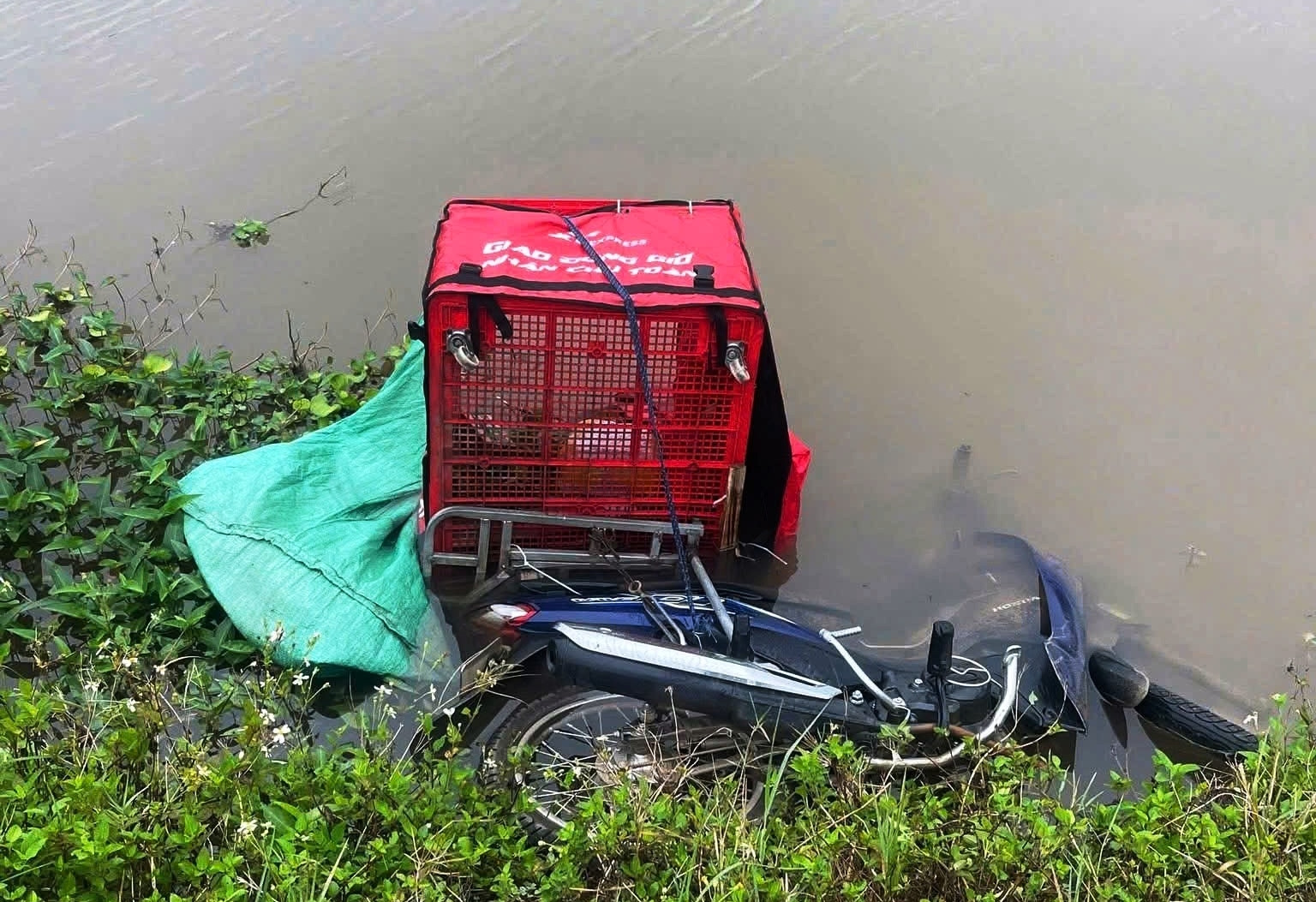 Phát hiện thi thể nam shipper cùng xe máy dưới mương nước ở Ninh Bình