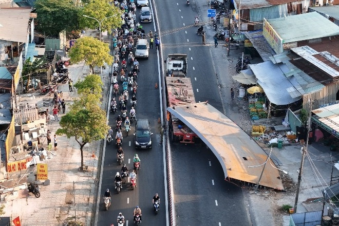 Tấm thép 10 tấn đè bẹp đầu xe tải, tài xế tử vong, cửa ngõ TPHCM tê liệt