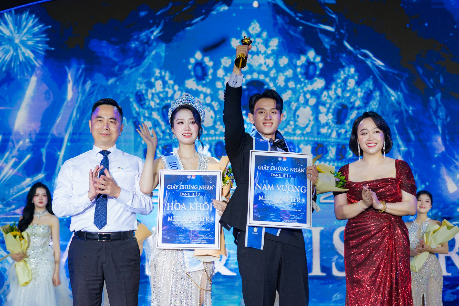 trao giải Cặp Hoa khôi Nam vương.jpg