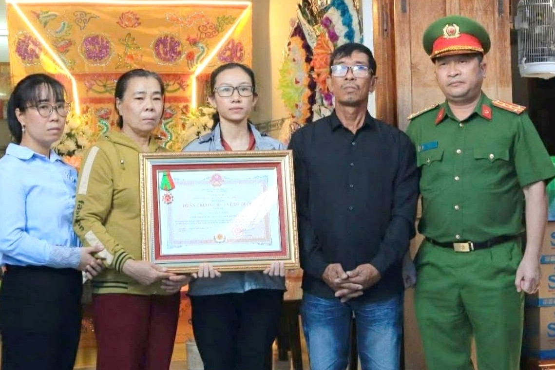 Truy tặng Huân chương Bảo vệ Tổ quốc hạng Ba cho thiếu tá Nguyễn Xuân Hải