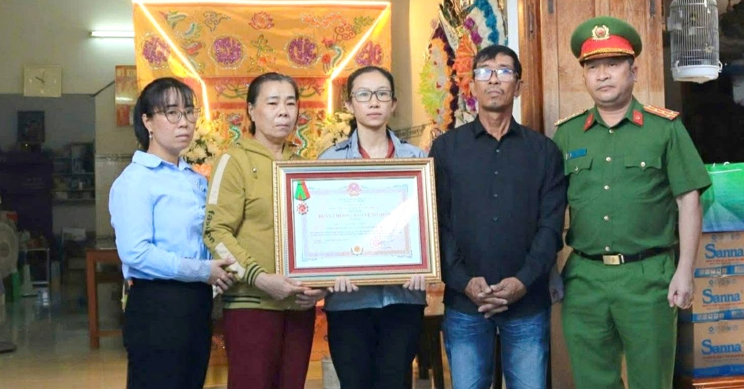 Truy tặng Huân chương Bảo vệ Tổ quốc hạng Ba cho thiếu tá Nguyễn Xuân Hải