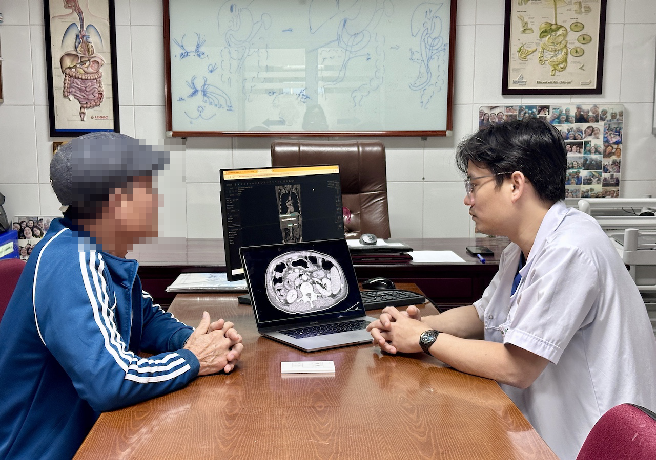 TS.BS Cao Mạnh Thấu – Phó Trưởng khoa Ung bướu Xạ trị trao đổi với bệnh nhân về ca phẫu thuật.png