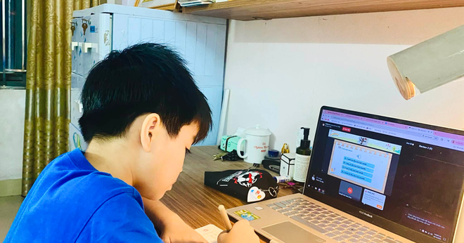 Phụ Huynh Tìm Kiếm 'Chất Lượng Thật' Giữa Làn Sóng Lớp Học Online Tràn Lan