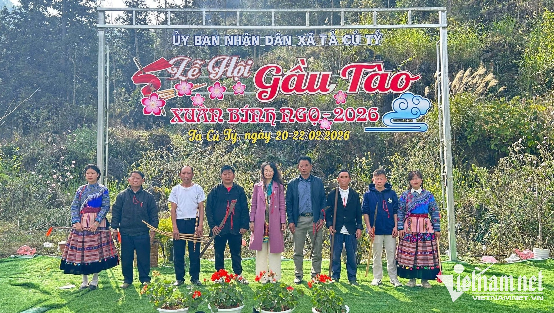 W-Bí thư Đảng ủy xã Tả Củ Tỷ Nguyễn Thị Nga (thứ 5 từ phải qua) vui hội Gầu Tào với người dân.jpg