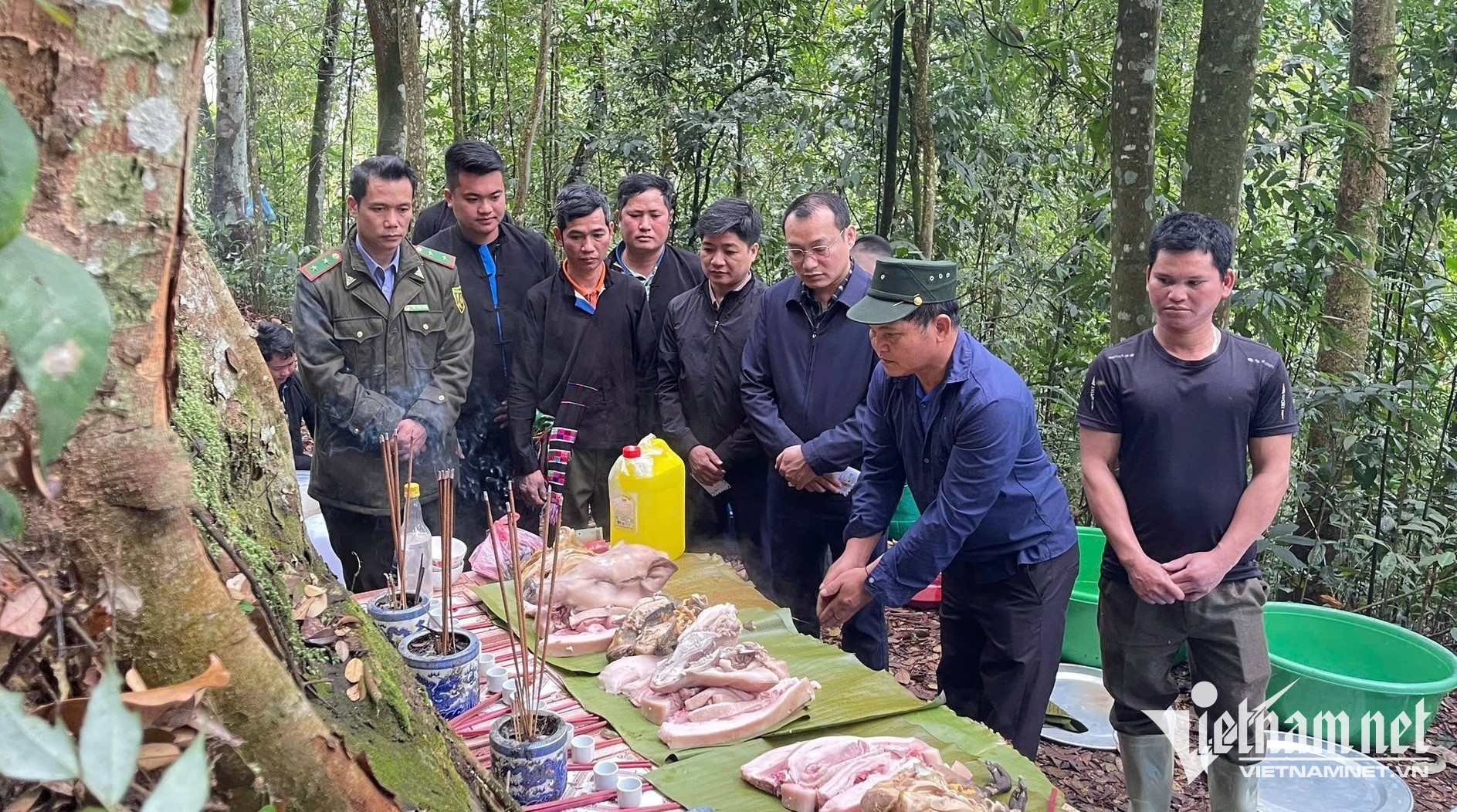 W-Người dân xã Tả Củ Tỷ rất chú trọng bảo tồn bản sắc văn hóa truyền thống (Trong ảnh: Người dân làm Lễ cúng rừng ).jpg