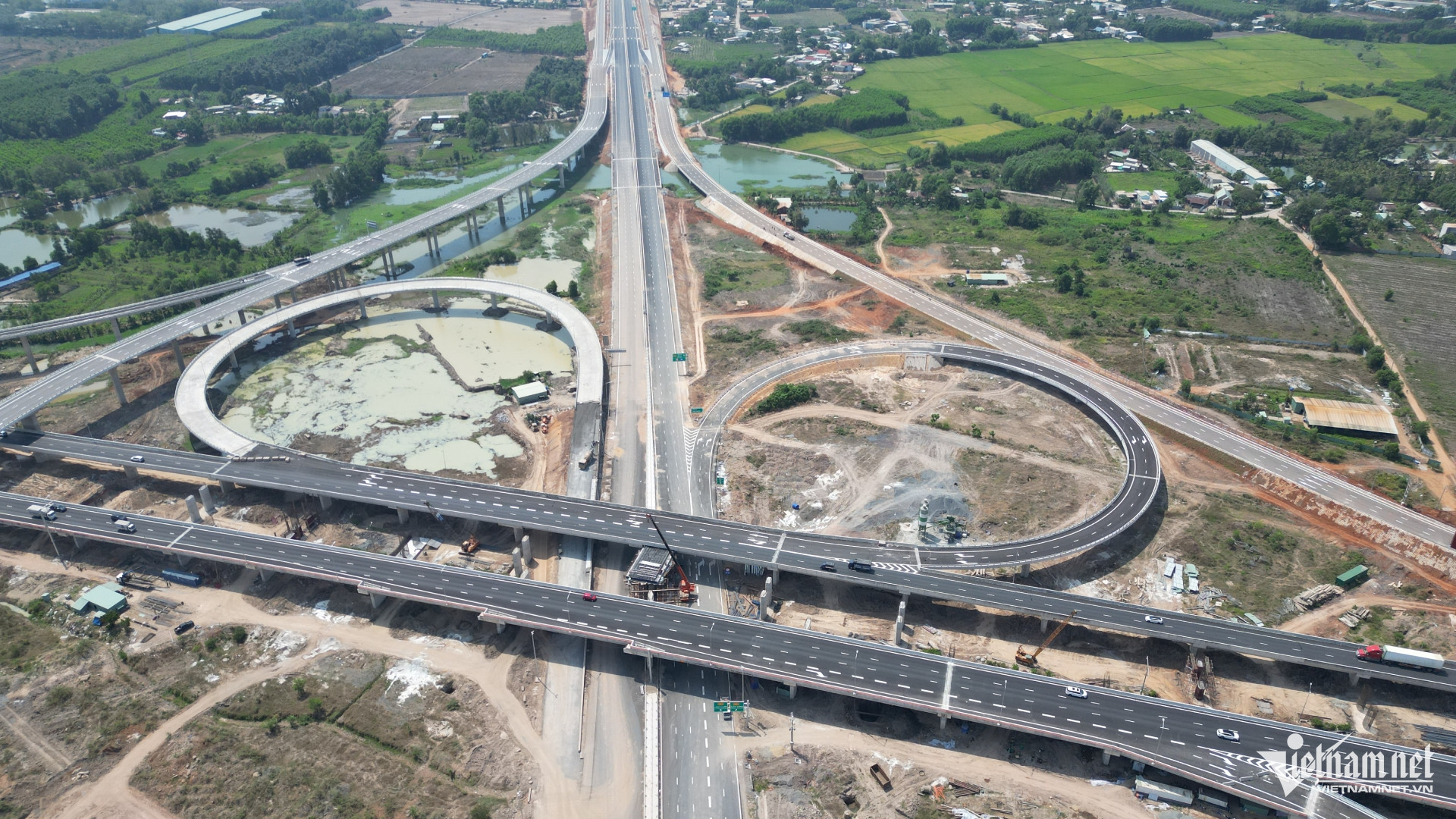 W-nut giao long thanh.jpg