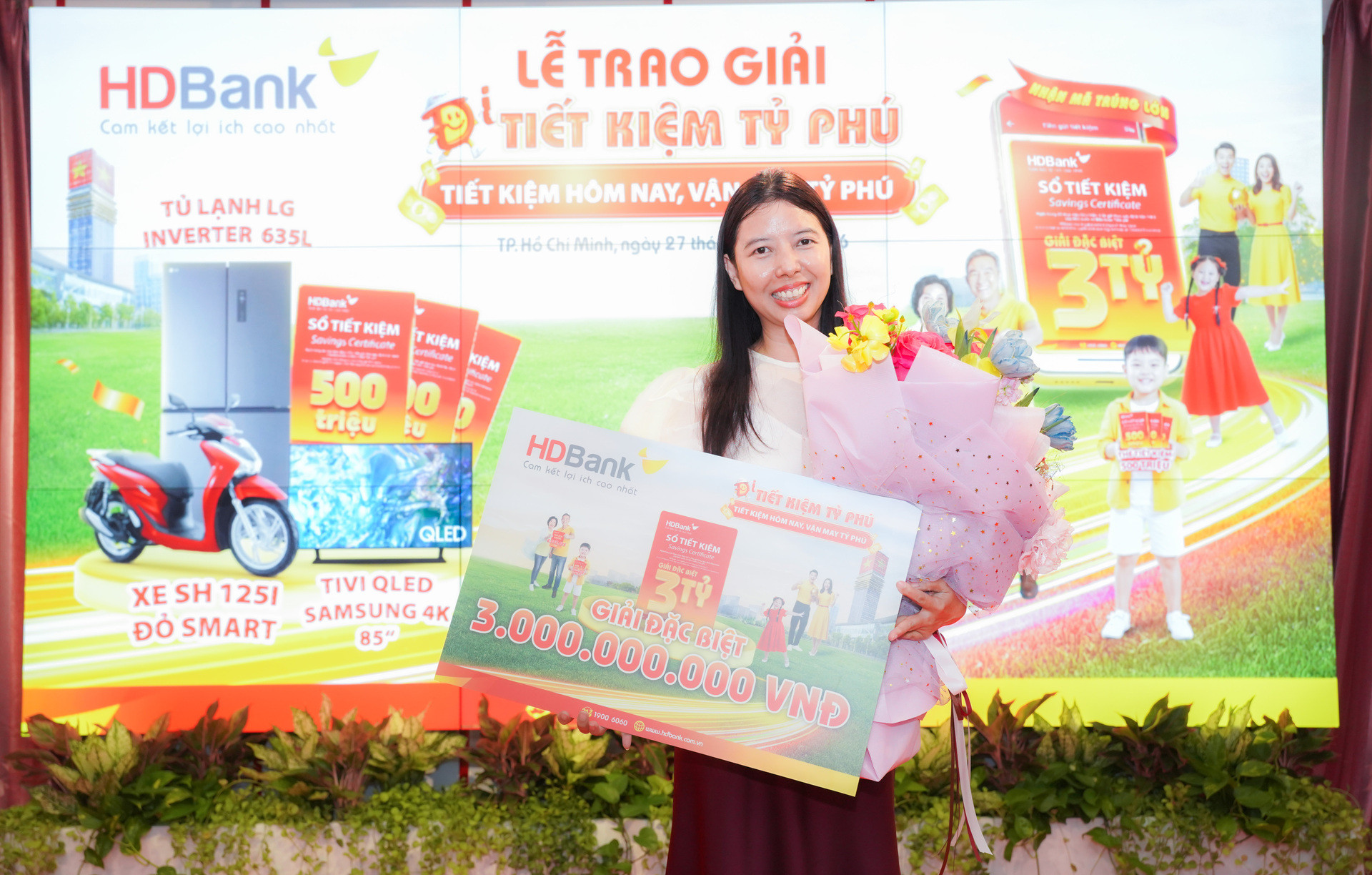 1. Khách hàng Lê Quang Hạnh Phúc phấn khởi nhận giải thưởng lớn nhất chương trình Sổ tiết kiệm trị giá 3 tỷ đồng .jpeg