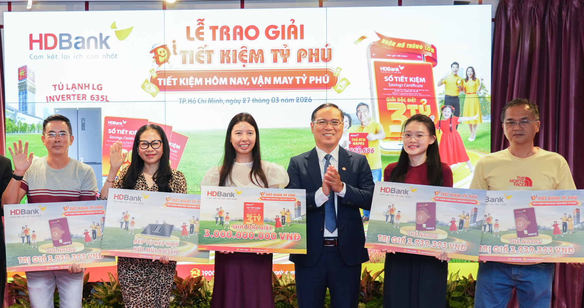 2. Đại diện HDBank trao giải cho các khách hàng trúng thưởng .jpeg