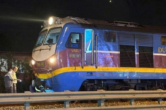 Bản tin trưa 28/3: Tàu hỏa va chạm với xe máy tại Hà Nội, 2 người phụ nữ tử vong