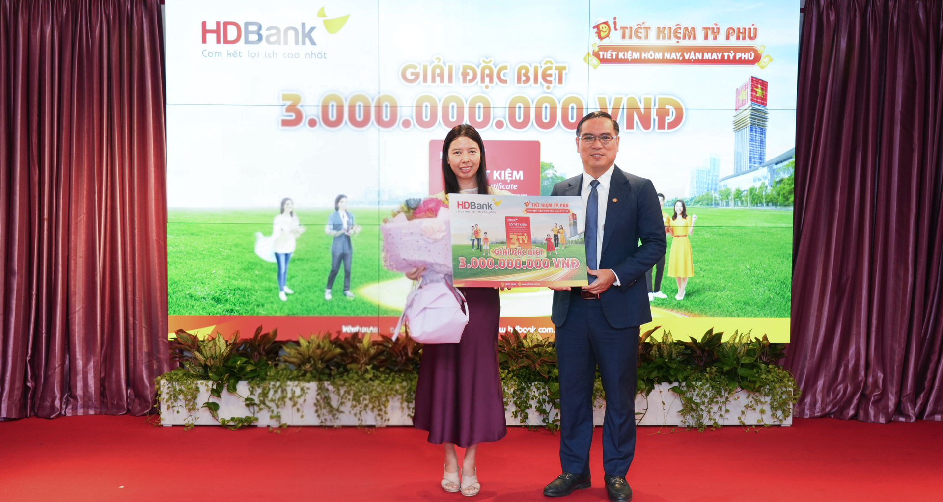 4.Đại diện HDBank trao giải cho Khách hàng Lê Quang Hạnh Phúc Giải đặc biệt của chương trình là Sổ tiết kiệm trị giá 3 tỷ đồng .png