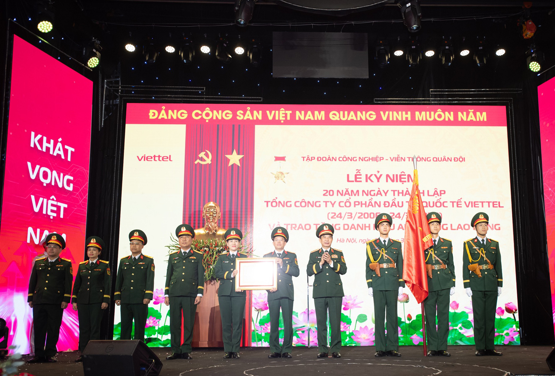 Anh 2 Viettel Global nhan danh hieu Anh hung lao dong tu Dai tuong Phan Van Giang.jpg