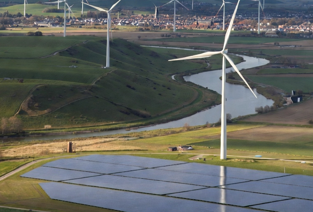  Biến nắng và gió thành nguồn điện vô tận xuất khẩu, một quốc gia kiếm bộn tiền 