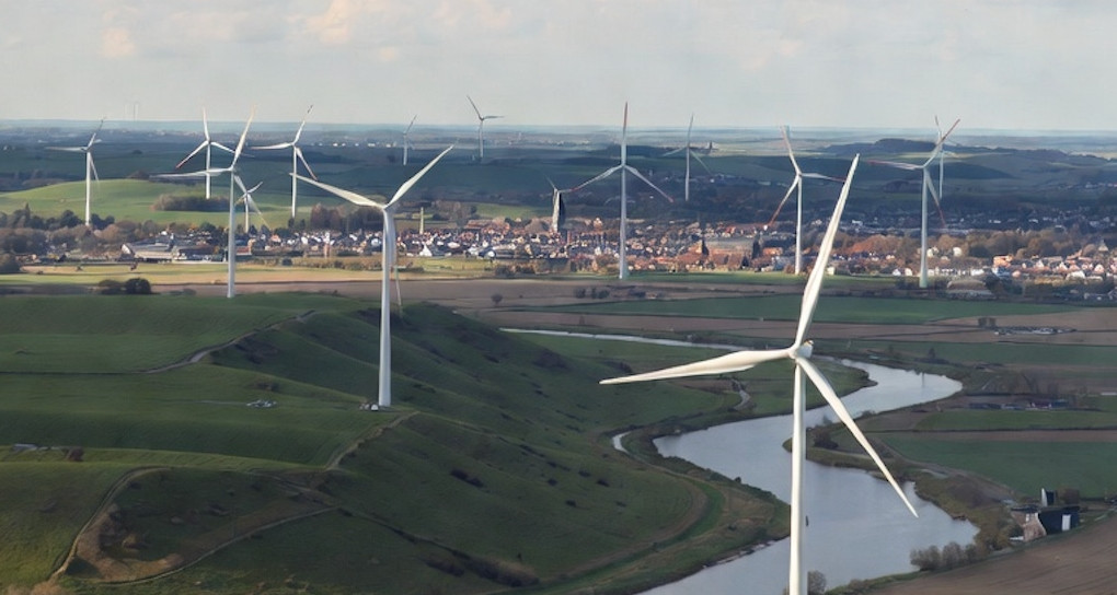 Biến nắng và gió thành nguồn điện vô tận xuất khẩu, một quốc gia kiếm bộn tiền