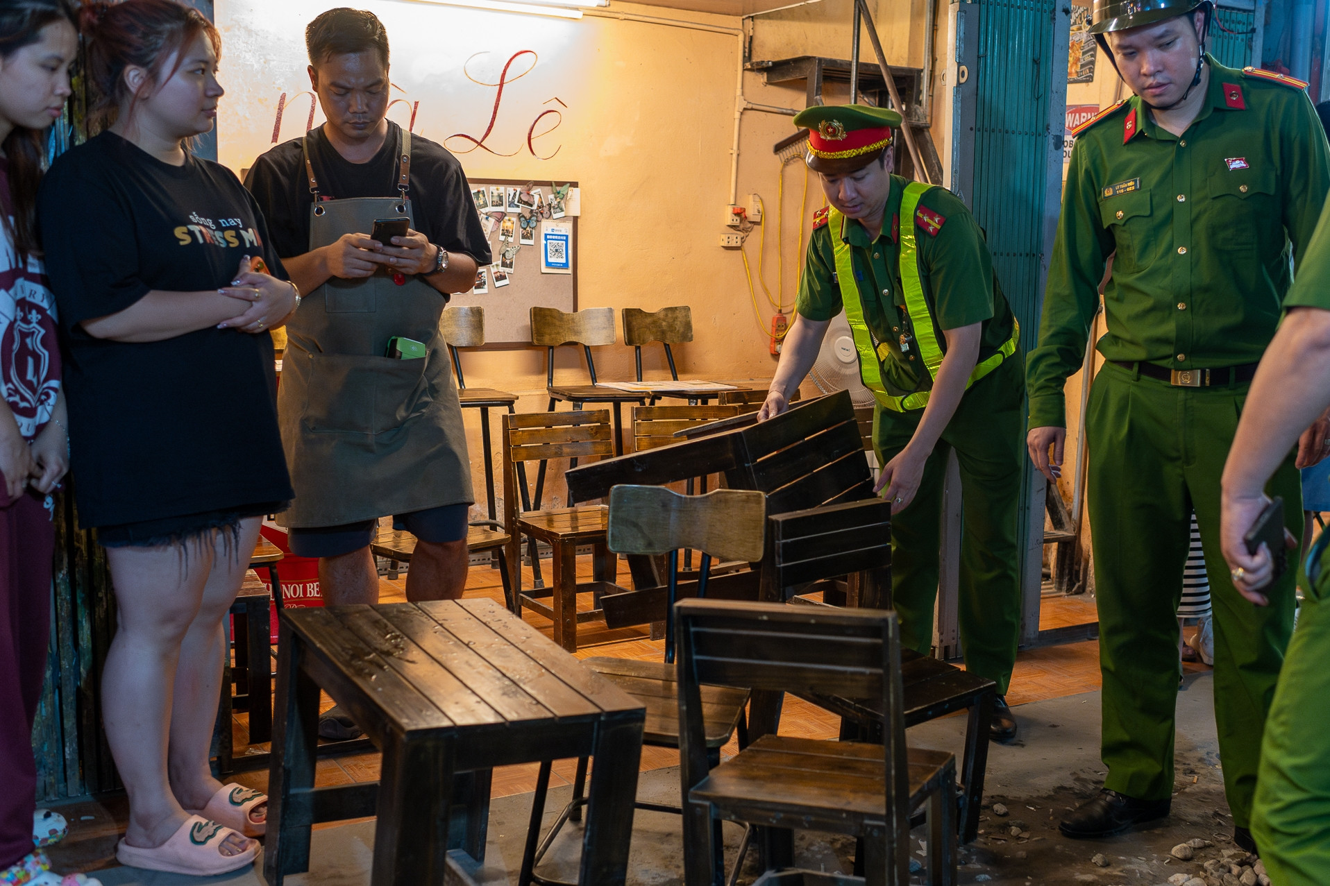 Các quán cà phê đường tàu vội đóng cửa, tắt đèn khi thấy công an