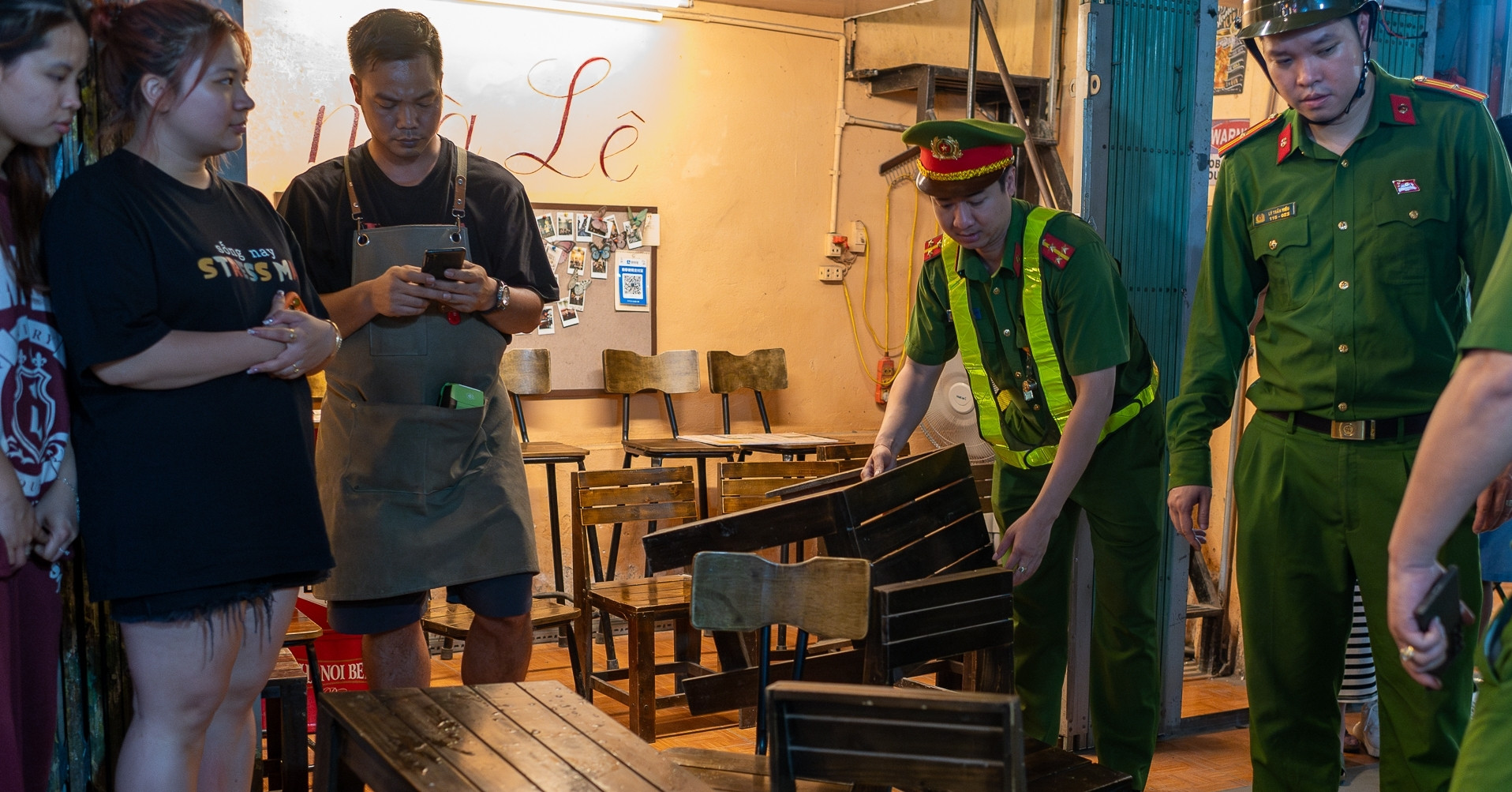 Các quán cà phê đường tàu vội đóng cửa, tắt đèn khi thấy công an