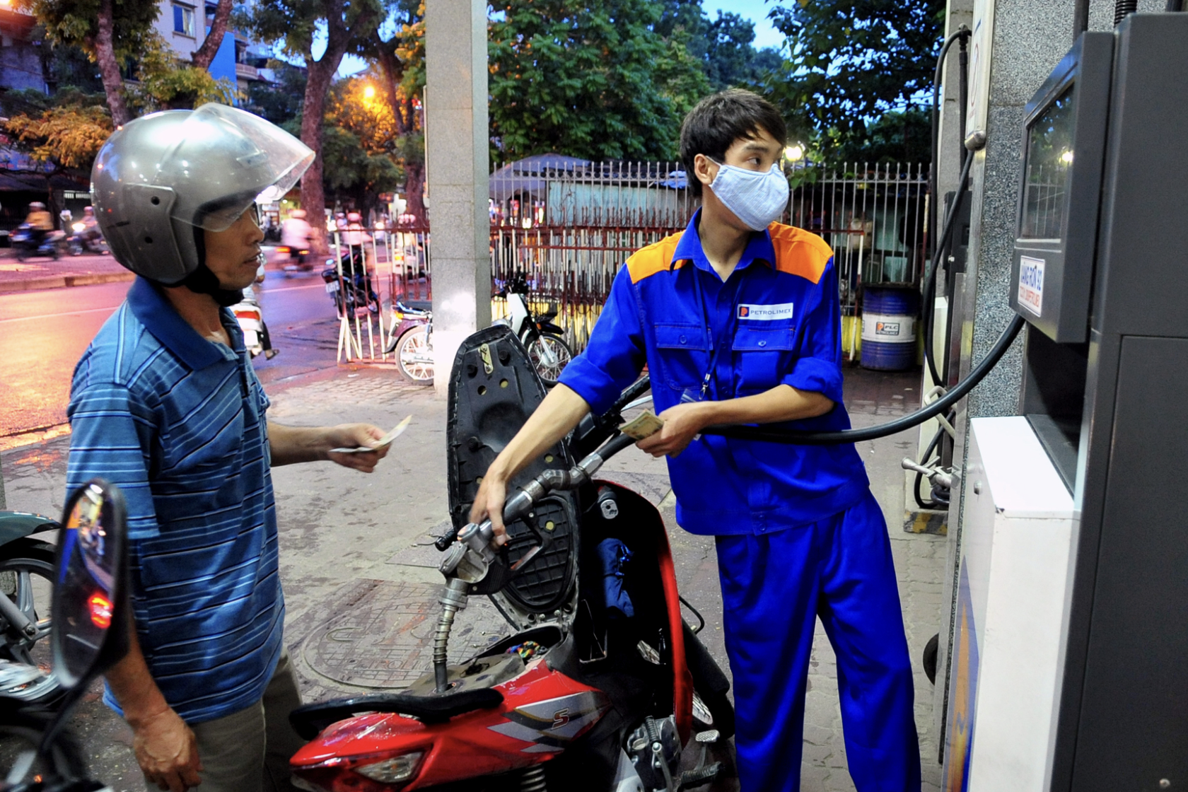 Chính phủ quyết định chi 8.000 tỷ đồng tạm ứng cho Quỹ Bình ổn giá xăng dầu