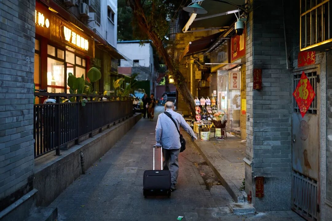 Chuyện xúc động về cụ ông 92 tuổi miệt mài bán sách giữa phố