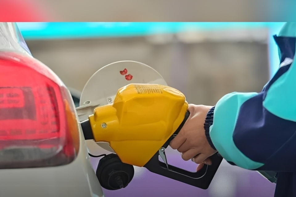 Giá dầu thế giới tăng sốc, ‘3 lớp đệm’ giúp Trung Quốc ổn định giá