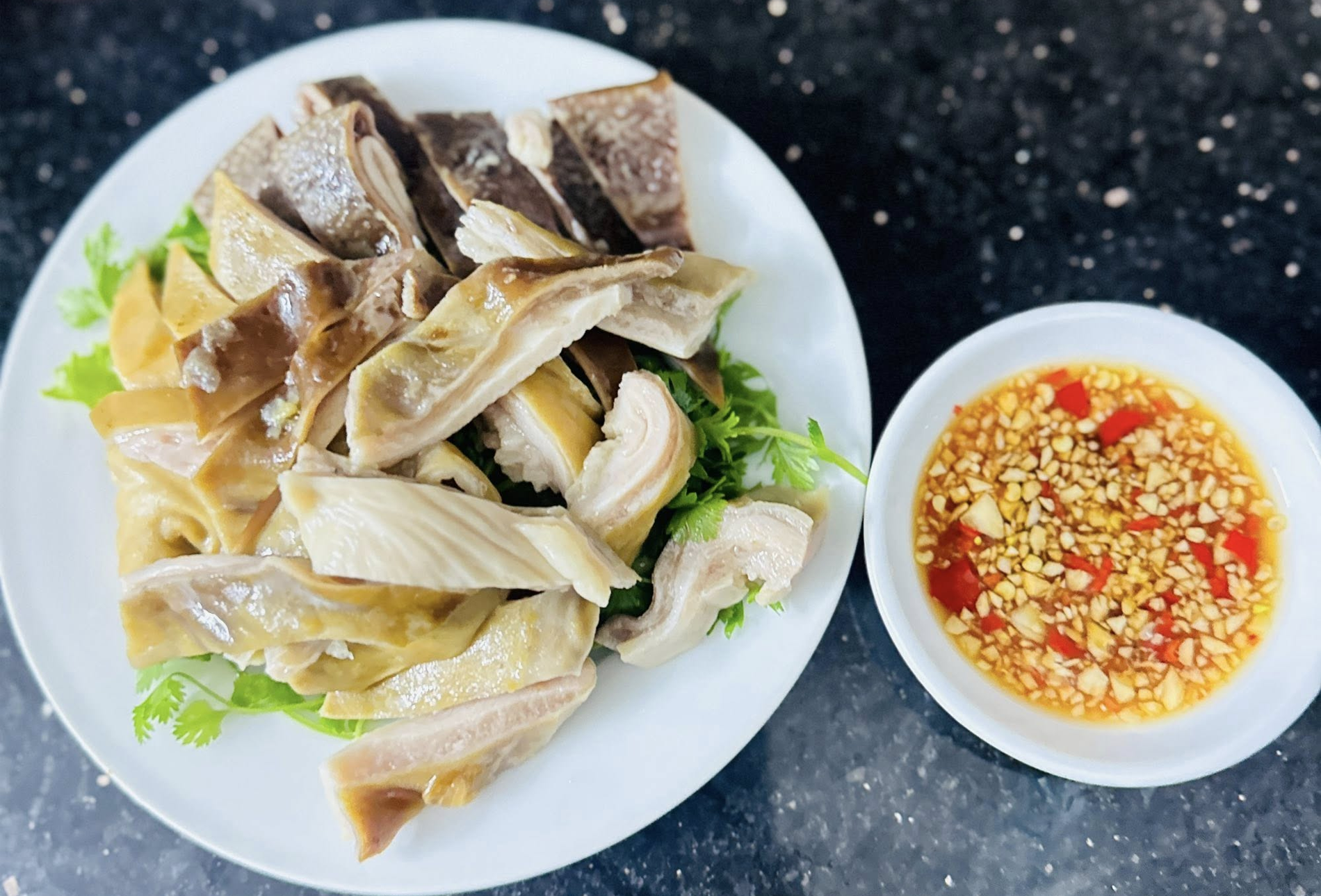 Luộc dạ dày lợn bao nhiêu phút thì trắng giòn, không hôi?