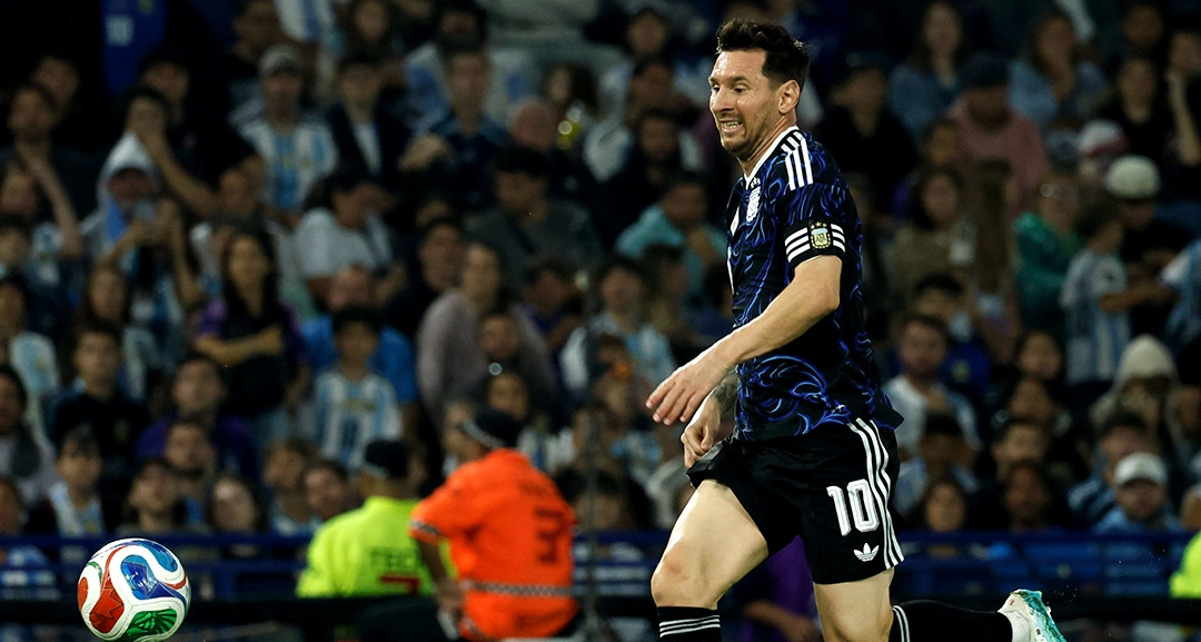 Messi bị đàn em làm lu mờ, Argentina thắng nhọc đội xếp dưới ĐT Việt Nam