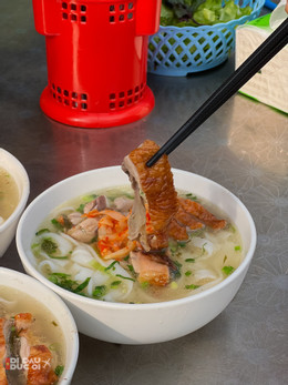https://static-images.vnncdn.net/vps_images_publish/000001/000003/2026/3/28/pho-vit-quay-2450.jpg