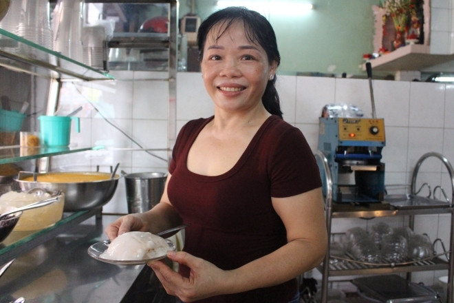 Quán xôi gần 50 năm ở TPHCM chỉ bán 2 món, chưa mở cửa đã có khách chờ