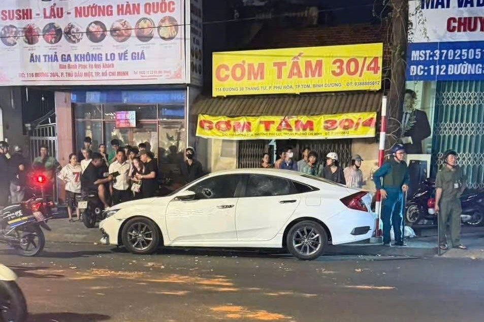 Tạm giữ 3 người vụ ẩu đả, đập phá ô tô trước quán nhậu ở TPHCM