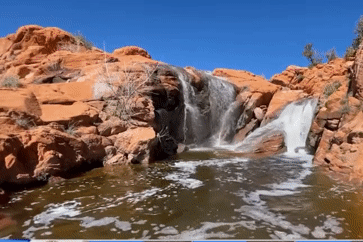 Thác nước hiếm gặp, xuất hiện 4 lần trong 15 năm, du khách đổ xô đi chiêm ngưỡng