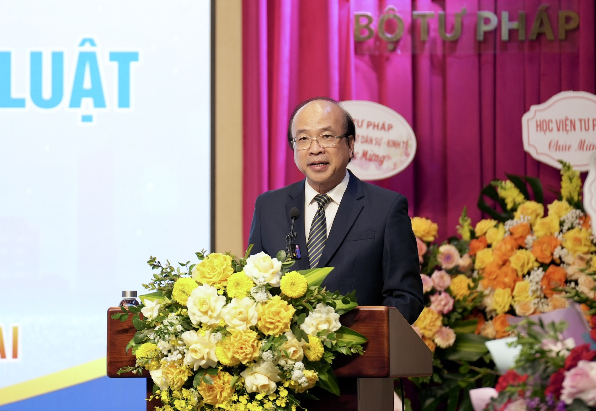 Thứ trưởng Phan Chí hiếu phát biểu tại hội nghị.jpg