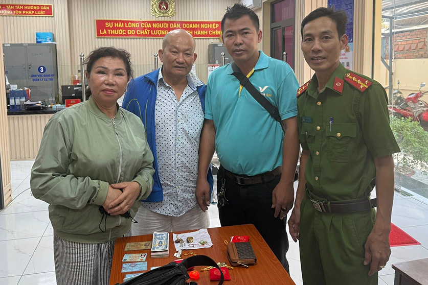 TPHCM: Công an giúp người phụ nữ tìm lại túi xách chứa tiền, vàng, kim cương