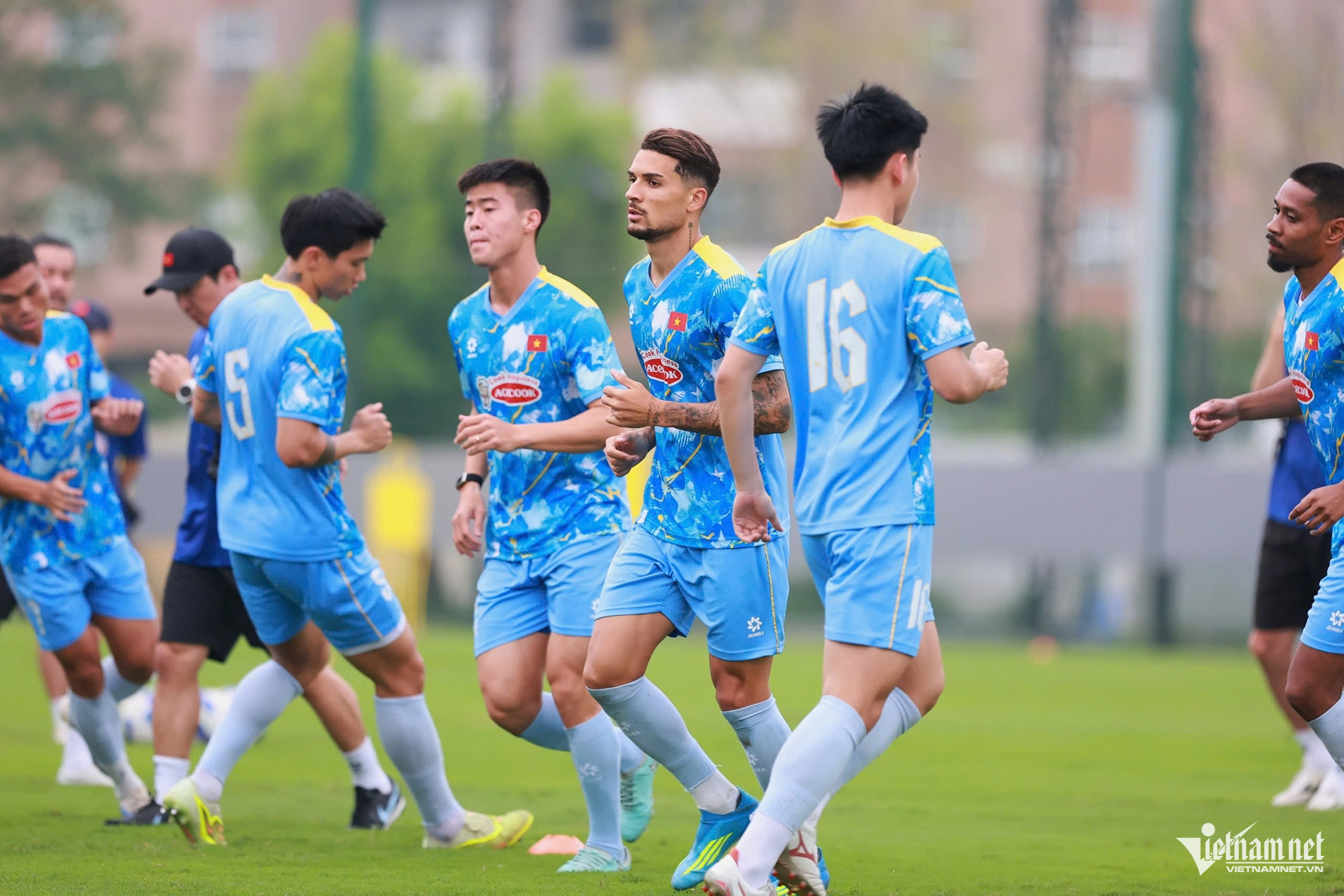 HLV Kim Sang Sik nhận tin không vui trước trận tái đấu Malaysia W-tuyen viet nam 2.jpeg