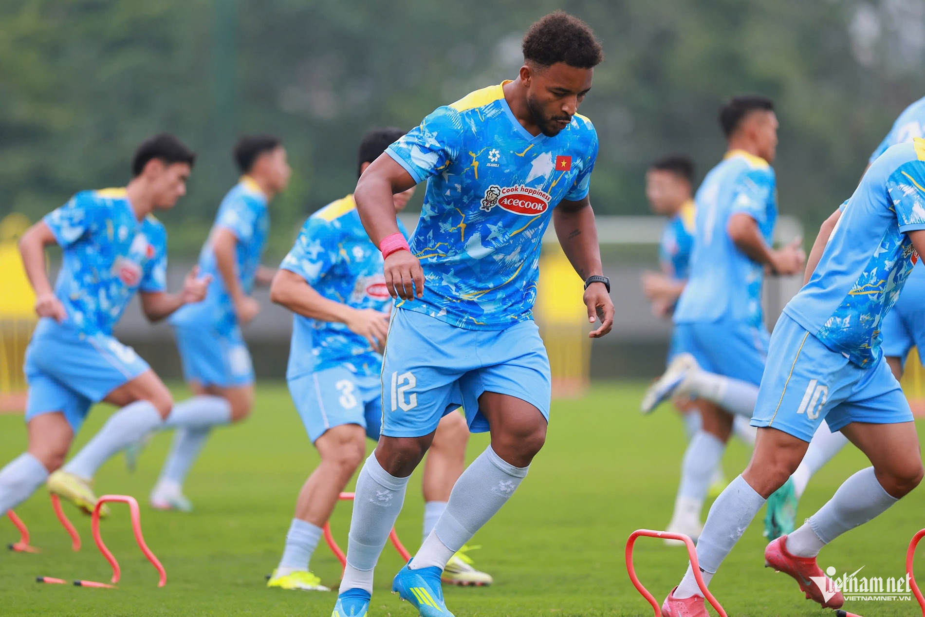 HLV Kim Sang Sik nhận tin không vui trước trận tái đấu Malaysia W-tuyen viet nam 3.jpeg