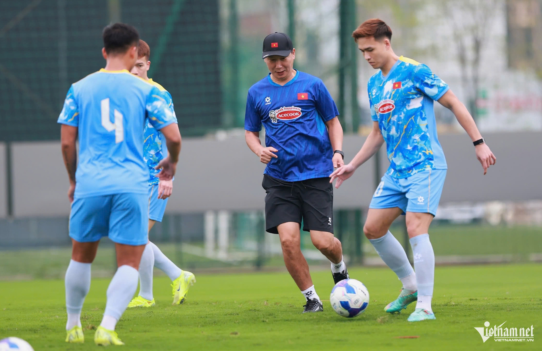 HLV Kim Sang Sik nhận tin không vui trước trận tái đấu Malaysia W-tuyen viet nam 5.jpeg