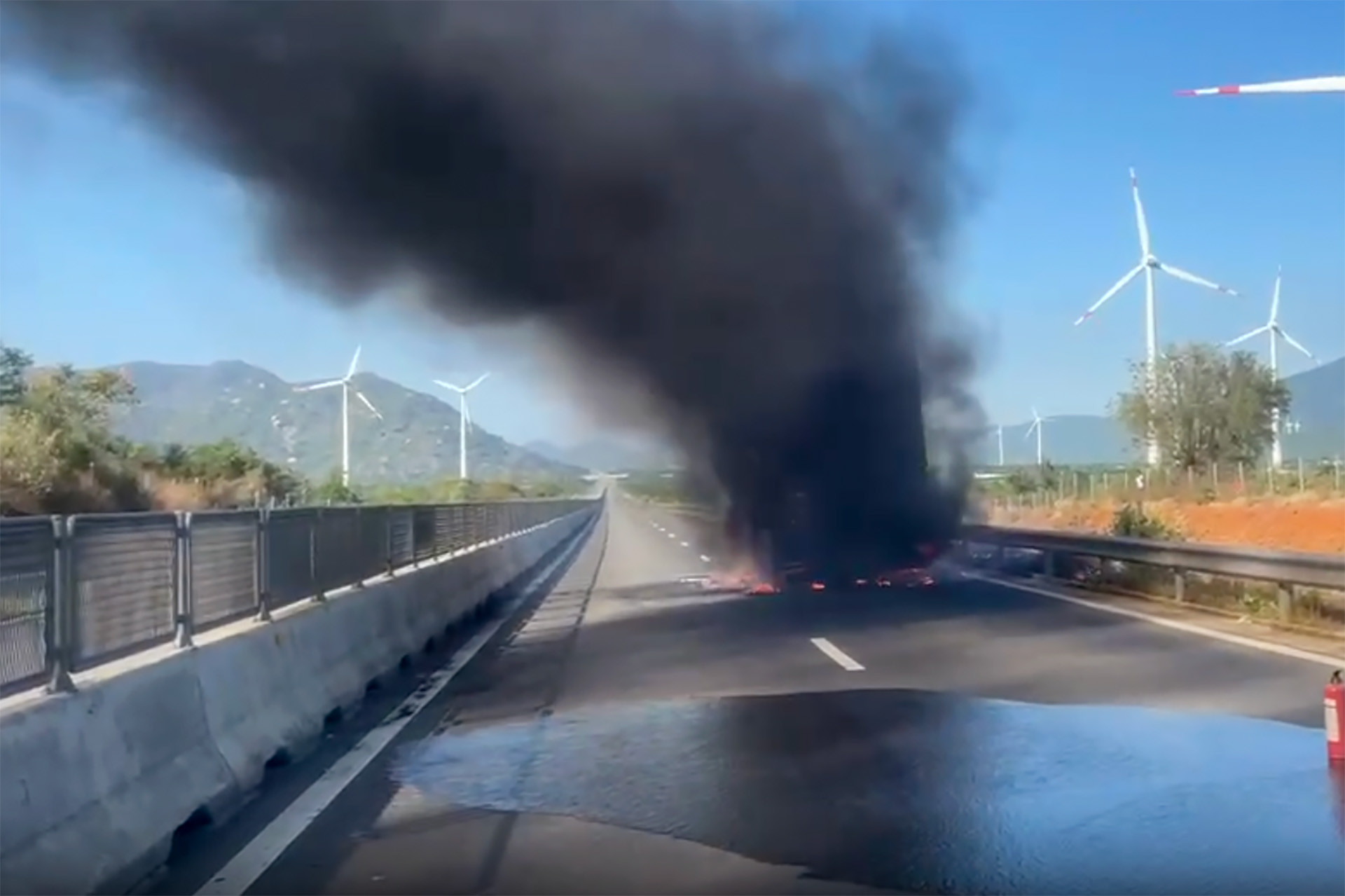 xe chay tren cao toc 1.jpg