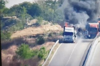 Xe chở máy móc cháy trơ khung trên cao tốc Cam Lâm - Vĩnh Hảo