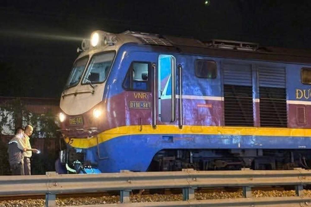 Tàu hỏa va chạm với xe máy tại Hà Nội, 2 người phụ nữ tử vong