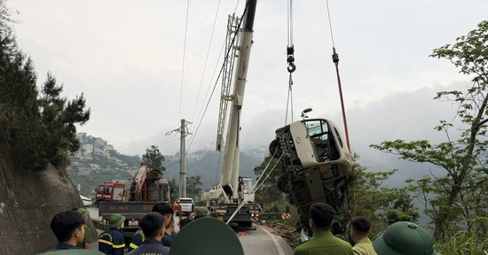 Tai nạn nghiêm trọng: Xe khách lật tại Tam Đảo, 29 người bị thương