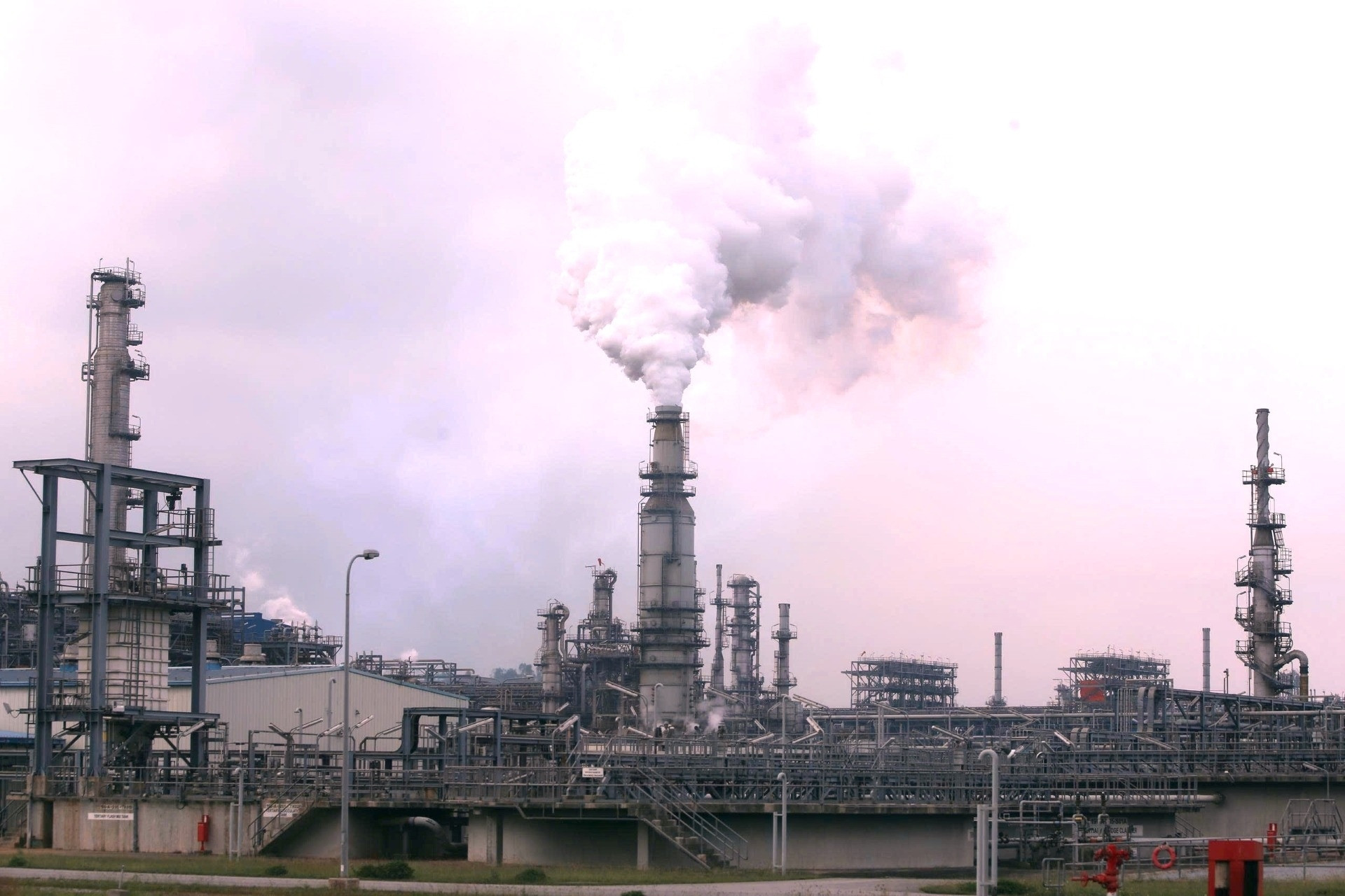 Bên trong nhà máy lọc dầu lớn nhất nước ở Thanh Hóa chạy 24/7 đợt cao điểm