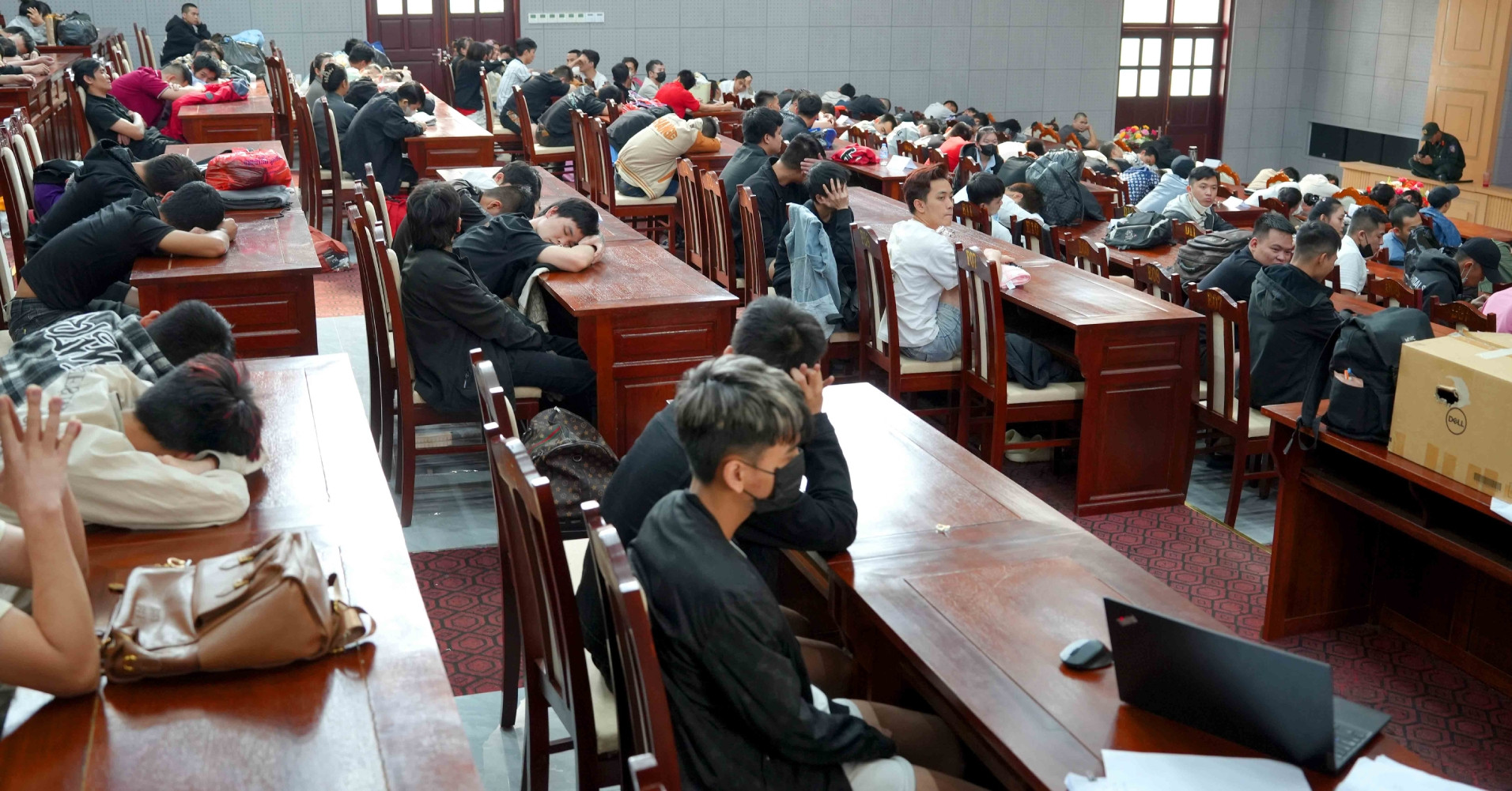 Bắt 343 đối tượng trở về từ &amp;apos;ổ lừa đảo&amp;apos; tại Campuchia
