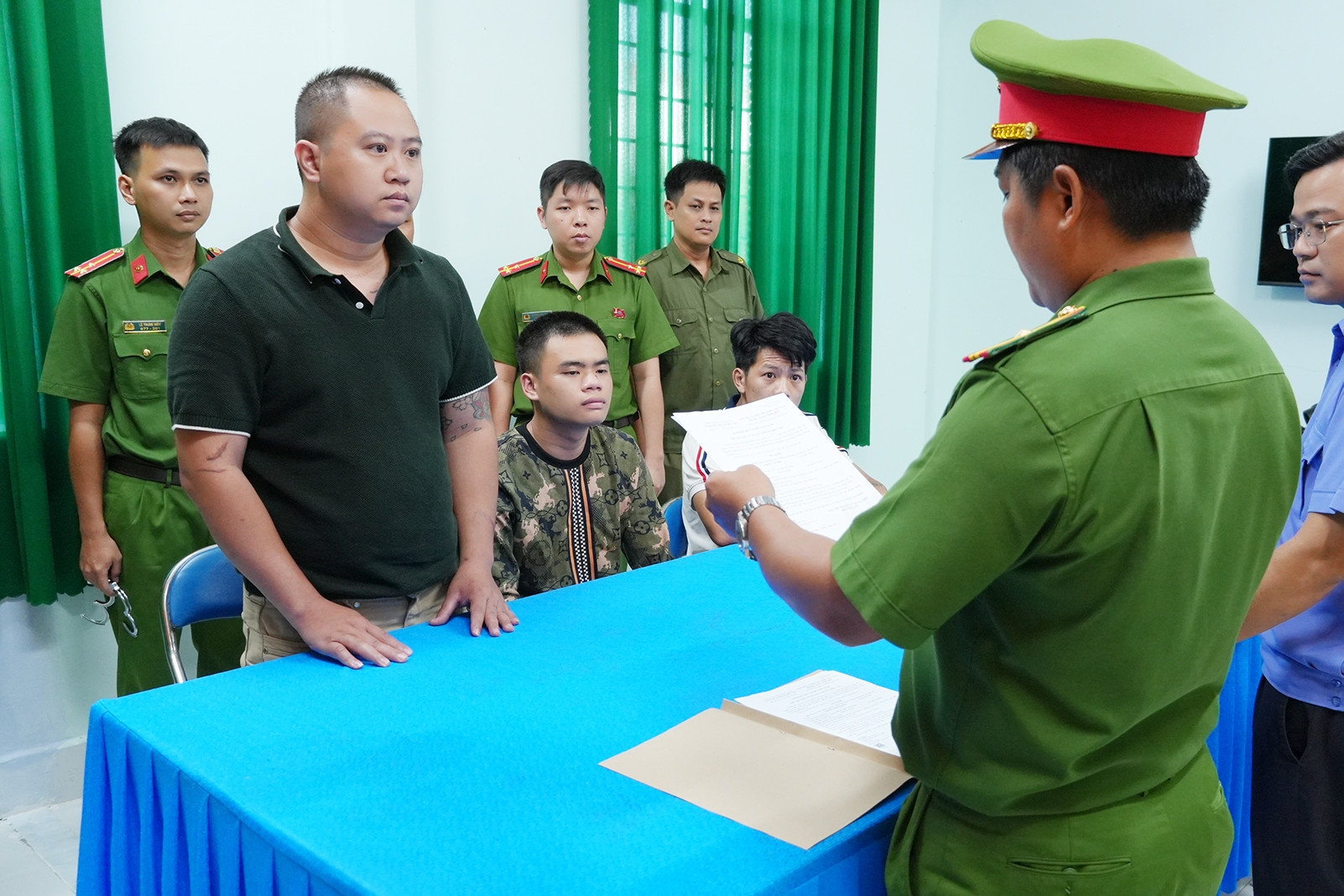 Bắt giam 3 bị can vụ hỗn chiến, đập phá ô tô do tranh chấp mua bán sầu riêng