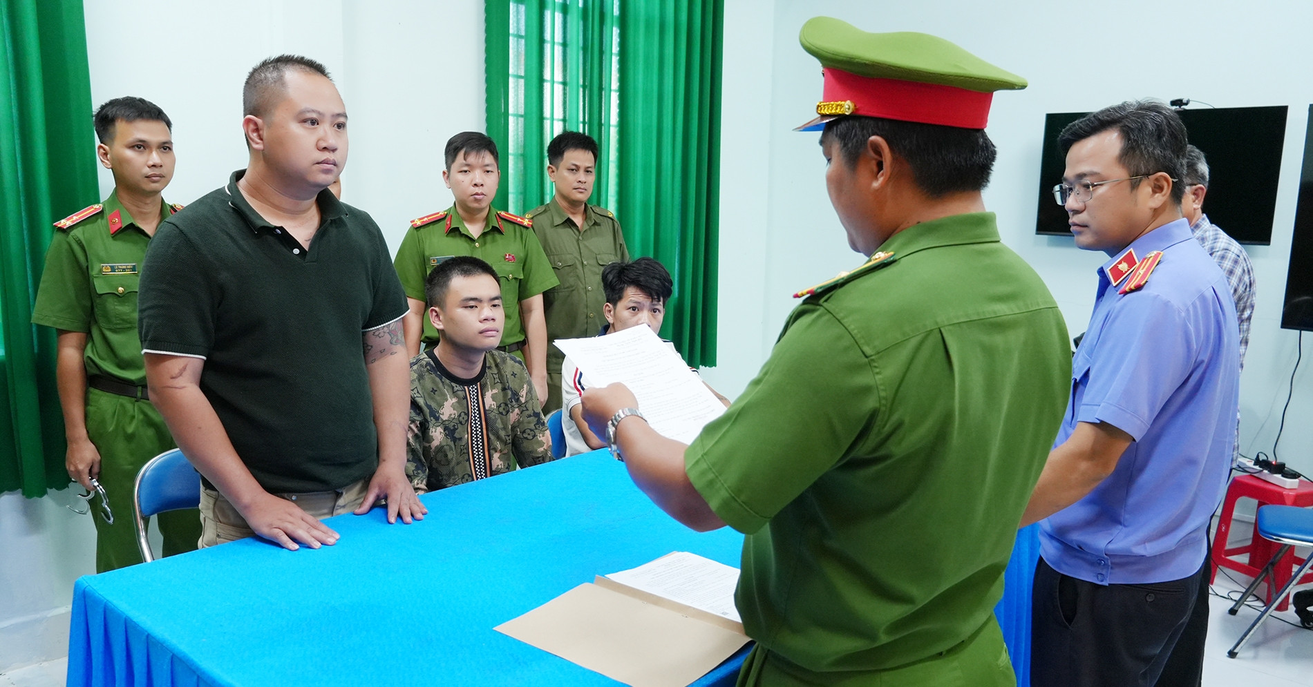 Bắt giam 3 bị can vụ hỗn chiến, đập phá ô tô do tranh chấp mua bán sầu riêng