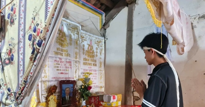 Cha mất sau tai nạn lao động, con trai bơ vơ trong căn nhà không cửa