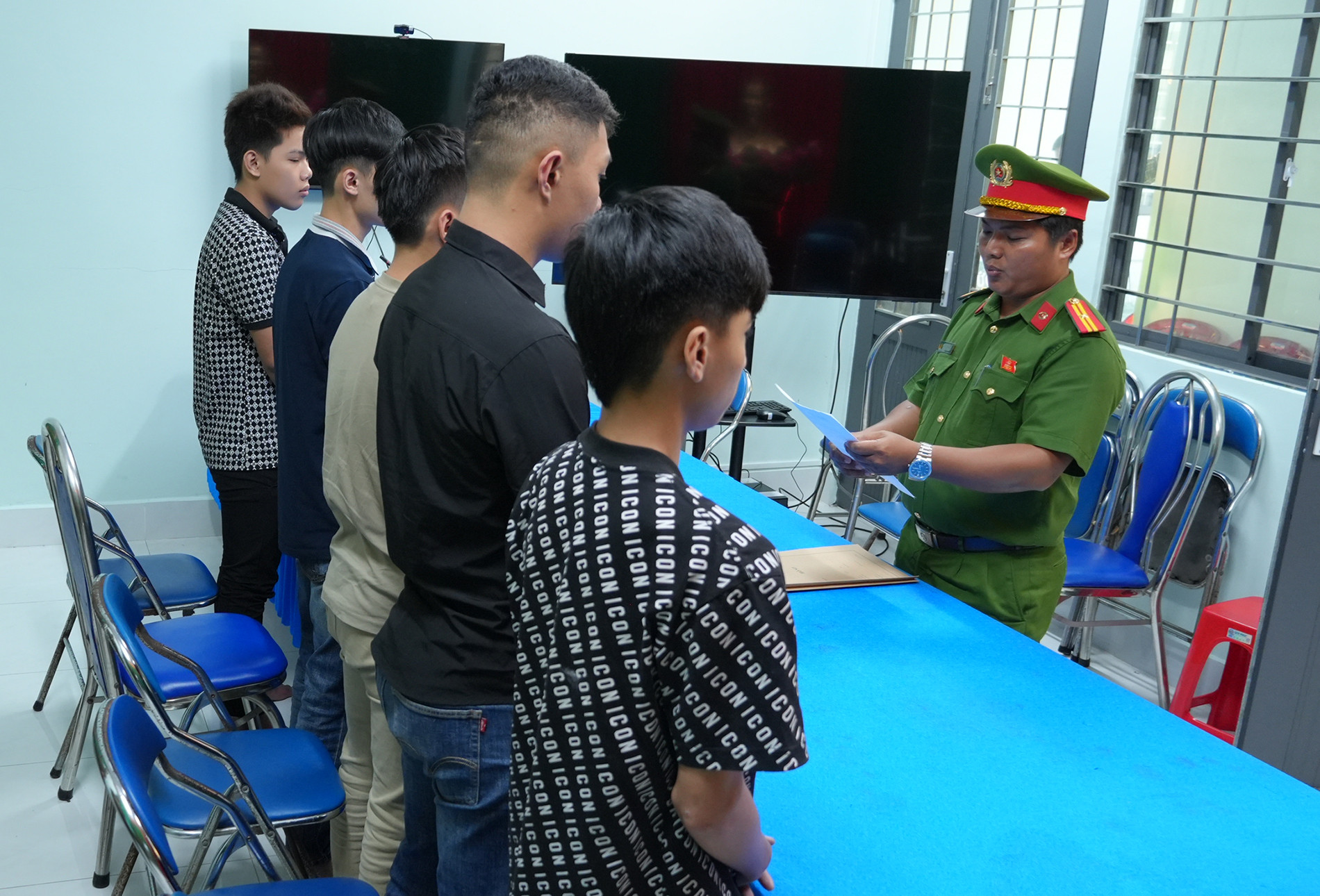 Cơ quan Cảnh sát điều tra Công an tỉnh tống đạt Quyết định khởi tố và ra Lệnh cấm đi khỏi nơi cư trú với 05 bị can. Ảnh Trọng Tín.JPG