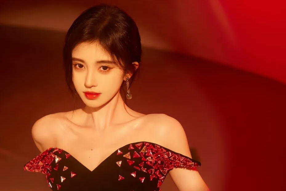  Diễn viên Cúc Tịnh Y bị đòi bồi thường hơn 1.000 tỷ đồng 