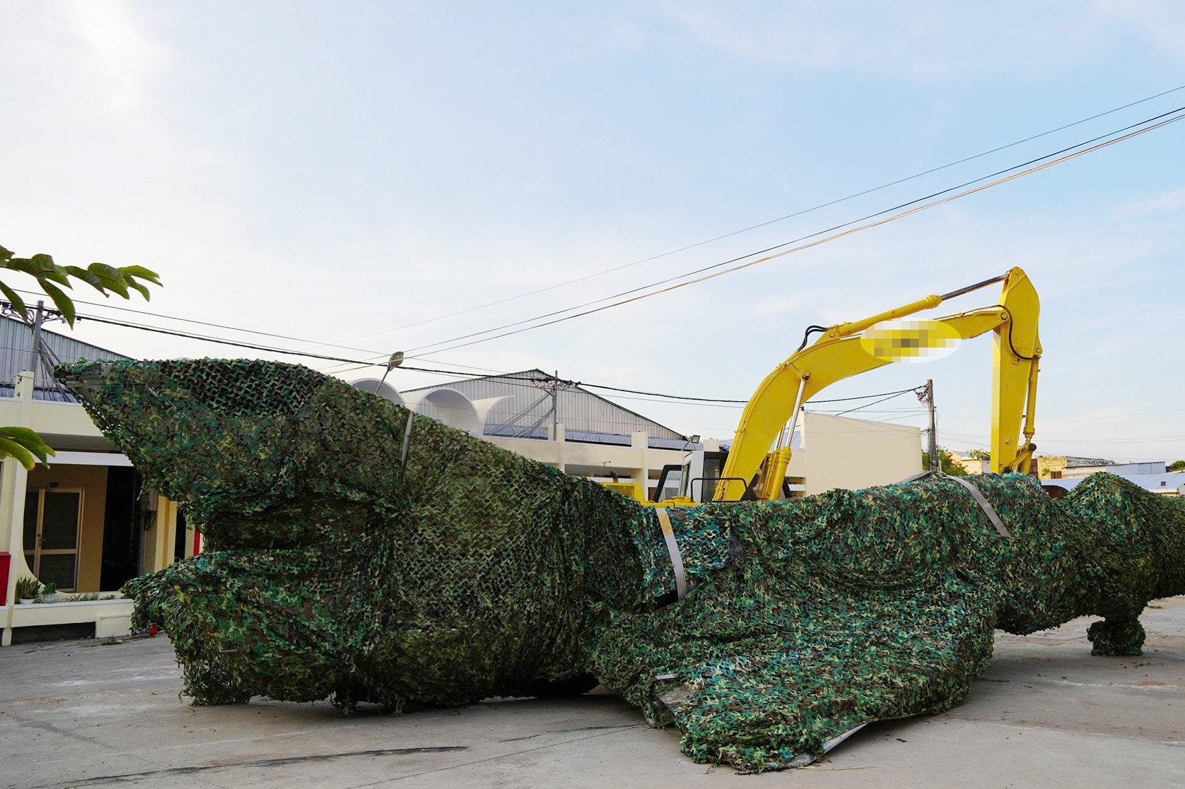 Dùng xe siêu trường siêu trọng di dời máy bay MiG-21 bị ‘bỏ quên’ ở Cà Mau
