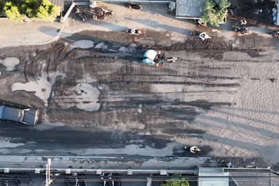 Đường ở TPHCM chi chít 'ổ voi', người dân vất vả vượt chướng ngại vật