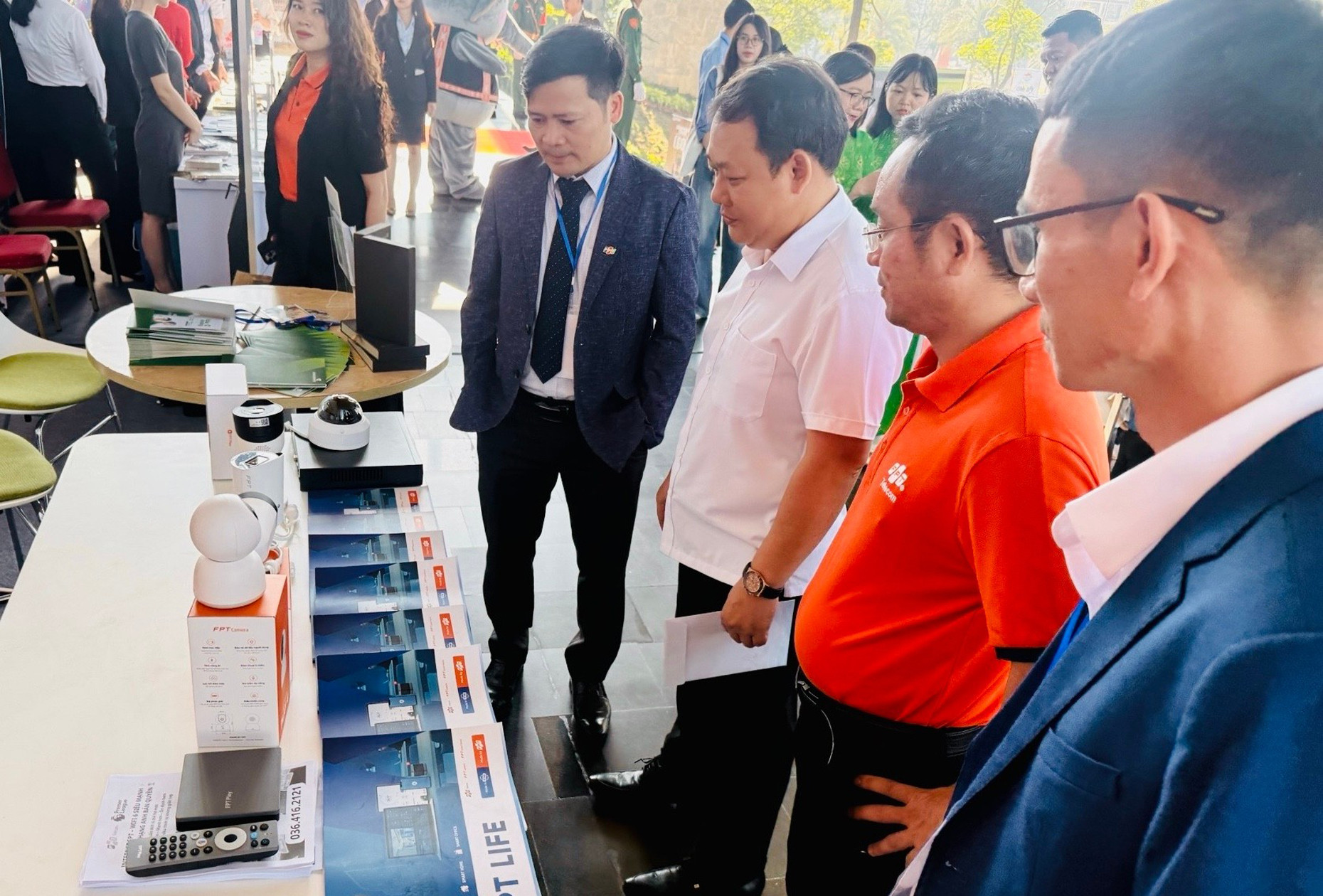 FPT trưng bày hệ sinh thái nền tảng, dịch vụ, giải pháp công nghệ đồng hành cùng tỉnh thành, doanh nghiệp.jpg