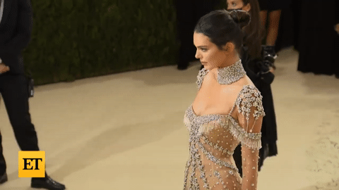 Đường cong nóng bỏng của siêu mẫu đắt giá nhất có 285 triệu người theo dõi