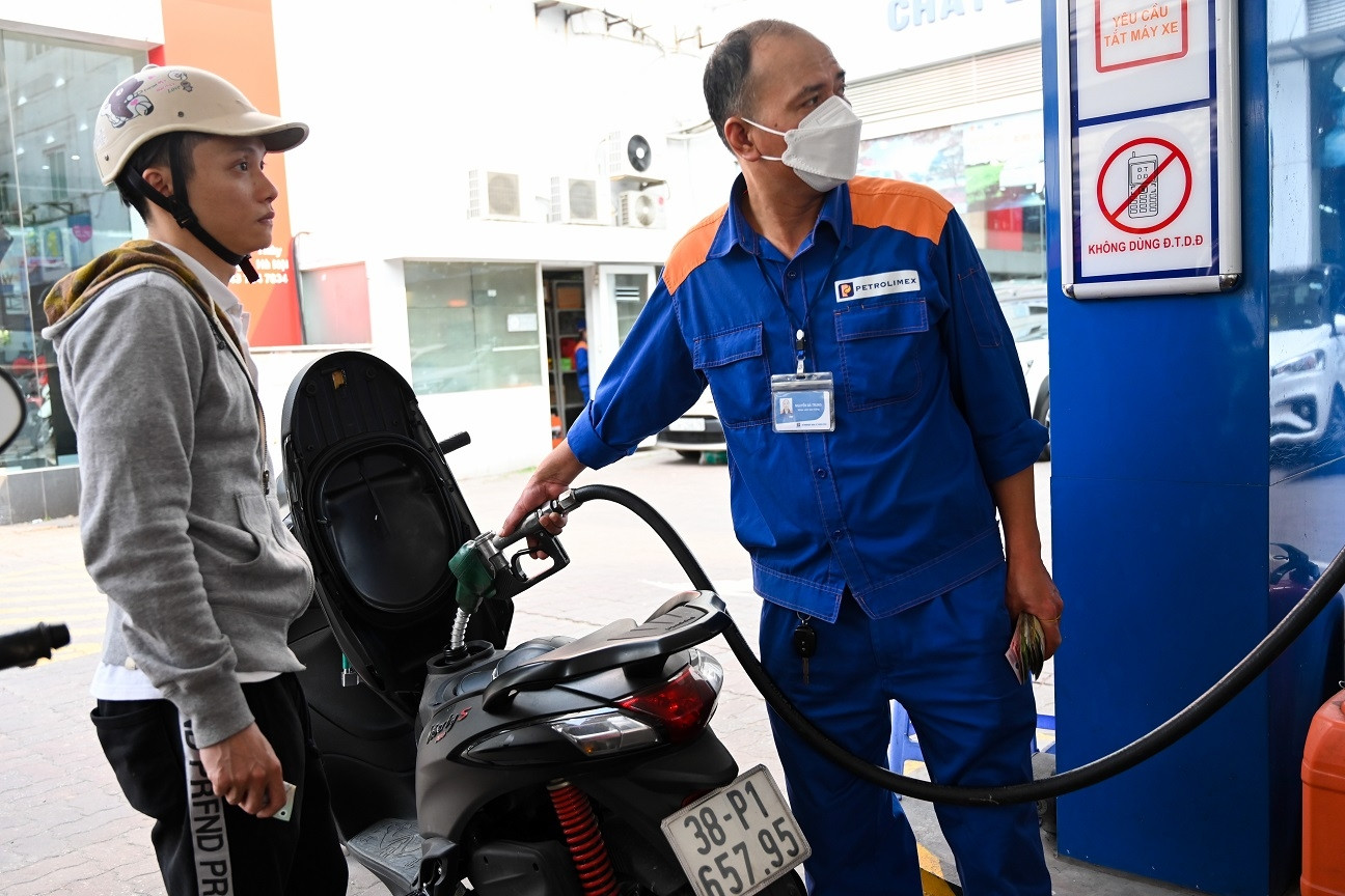 Giá xăng RON95 giảm 5.600 đồng/lít nhờ quyết sách mới; nhà máy lọc dầu báo tin vui