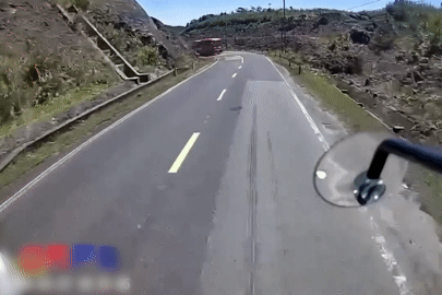 Ô tô con phóng nhanh, vượt ẩu trên đèo, suýt đấu đầu xe khách